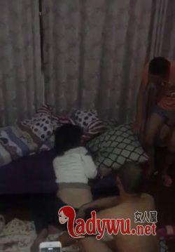 赤裸男子房间内电击一女子