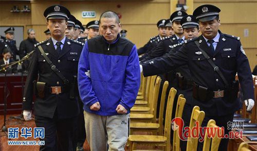 图为11月9日,瑞海公司董事长于学伟(中)在法警的带领下进入法庭。新华社记者岳月伟摄