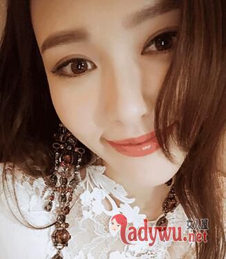 学唐嫣做口红控 唇色撩人美到爆表4.jpg