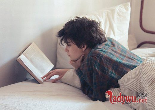 安静看书唯美女生图片_ 有些话会让人反反覆覆的痛很久