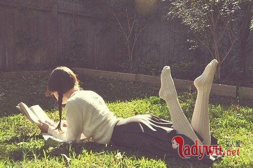 安静看书唯美女生图片_ 有些话会让人反反覆覆的痛很久