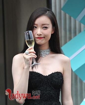 学女星倪妮允儿画鼻影 拥有立体高鼻梁提升颜值1.jpg