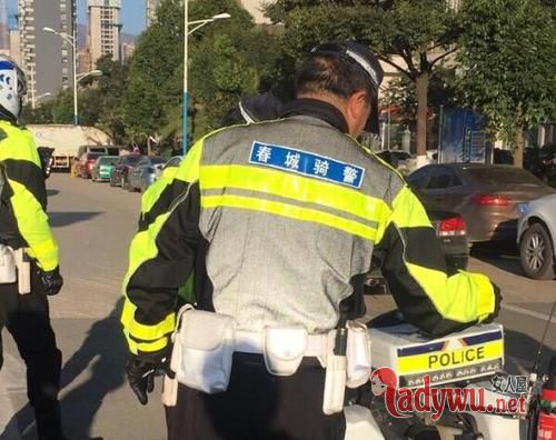 幼儿园门口贴罚单