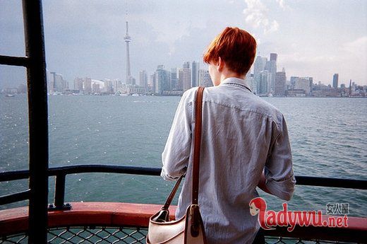好看的图片男生忧伤_心若向阳 何畏悲伤