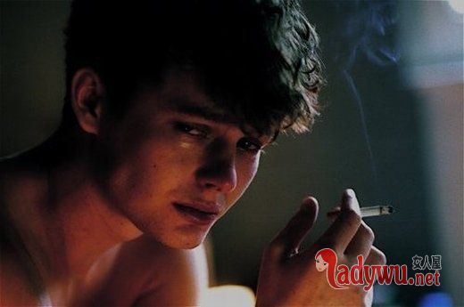 男生流泪伤感的图片_破碎的回忆 抒写一段破碎的青春