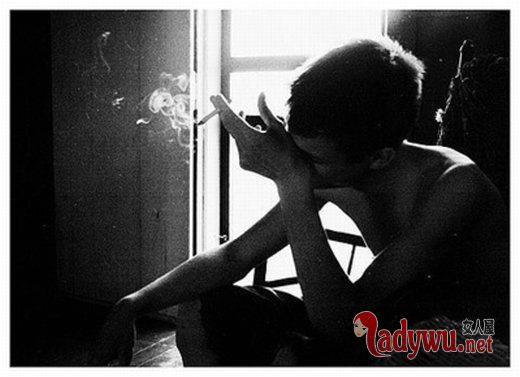 男生流泪伤感的图片_破碎的回忆 抒写一段破碎的青春