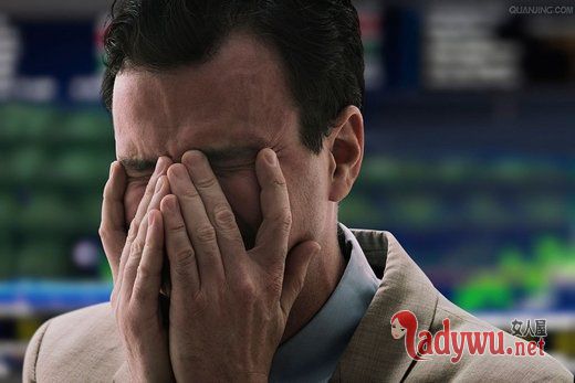 男生流泪伤感的图片_破碎的回忆 抒写一段破碎的青春
