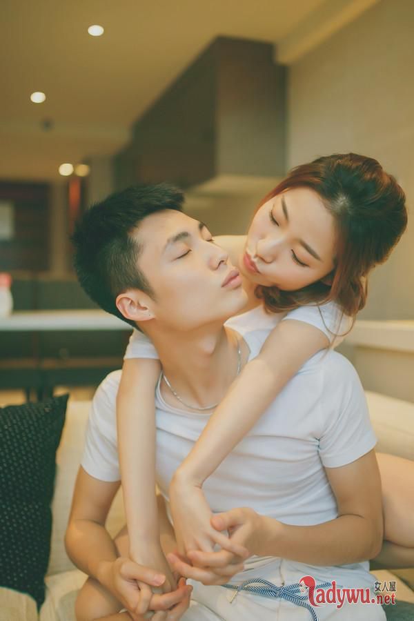 幸福有爱的90后情侣图片