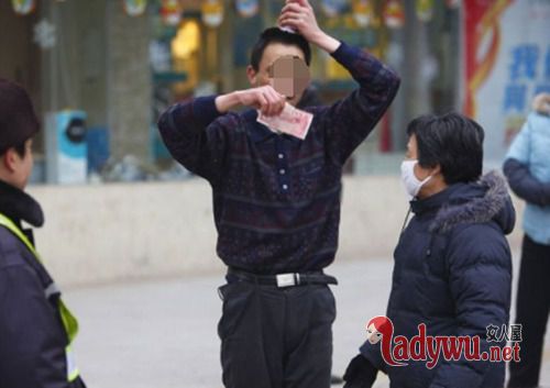 拎8万元街头送人