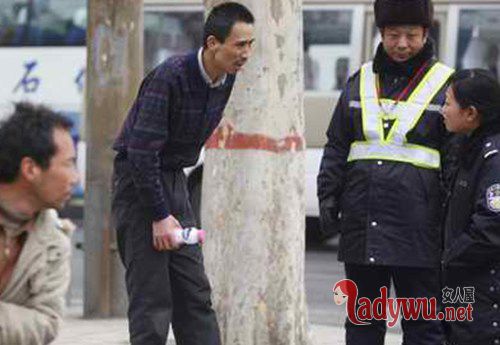 拎8万元街头送人