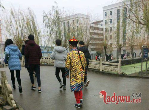 男生穿龙袍上课