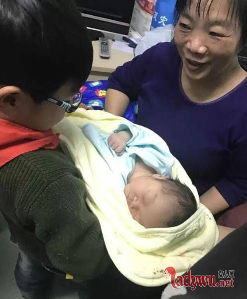 宝宝刚出生就手拿氧气罩吸氧 网友叹励志(图)