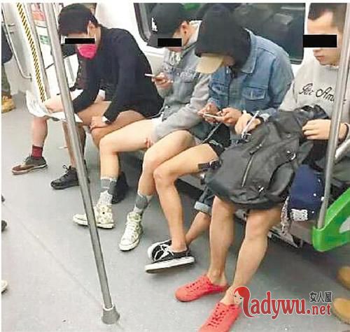 杭州地铁10个男生当众脱裤