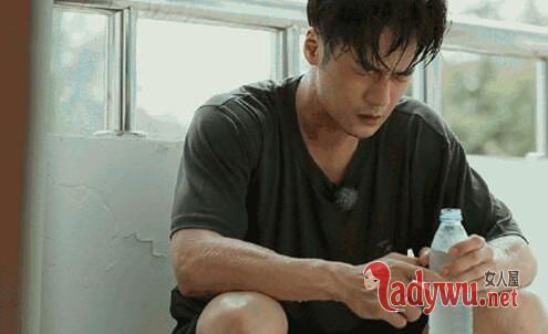 蒋劲夫训练到吐