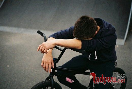 男生流泪伤感的图片_破碎的回忆 抒写一段破碎的青春