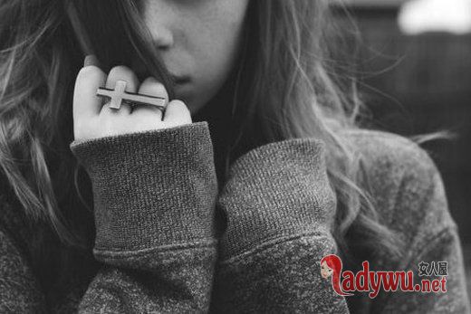 伤感图片女黑白_想要与众不同 却总随遇而安