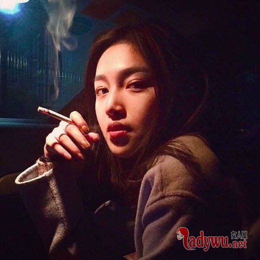 安静低调的女孩子自拍_感情的事没有谁错谁对