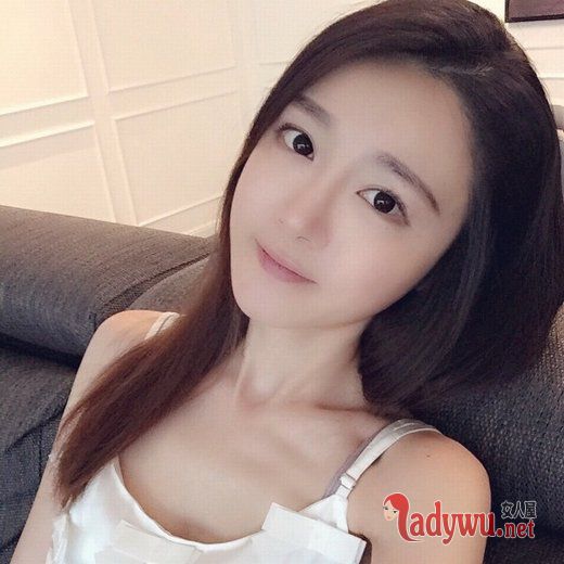 安静低调的女孩子自拍_感情的事没有谁错谁对