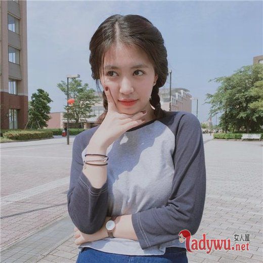 安静低调的女孩子自拍_感情的事没有谁错谁对