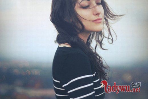 闭眼聆听的图片_有时候我们真的需要静一静_feizl.com