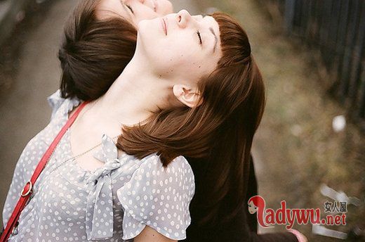 闭眼聆听的图片_有时候我们真的需要静一静_feizl.com