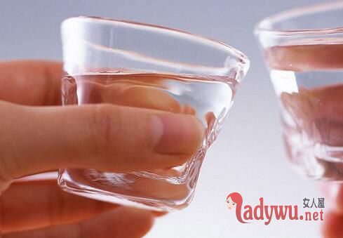男子拼酒憋爆食管