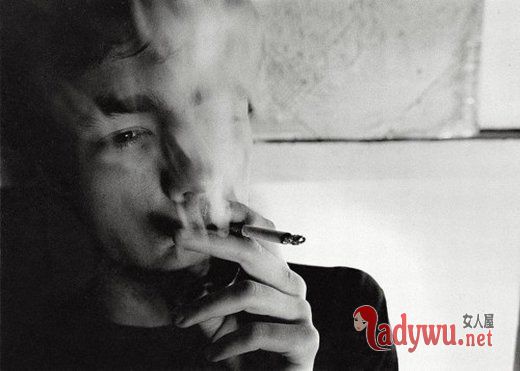 欧美伤感男生图片_当作我从来都没爱过你