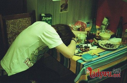 欧美伤感男生图片_当作我从来都没爱过你