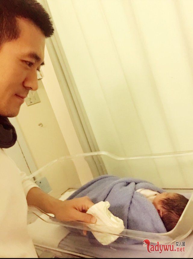 杨子流泪为儿子剪脐带 感谢妻子黄圣依十年忍让