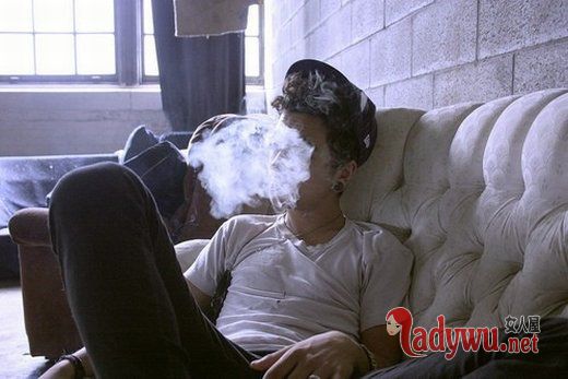 男人孤独吸烟的图片_我错误的把爱情想象得太完美