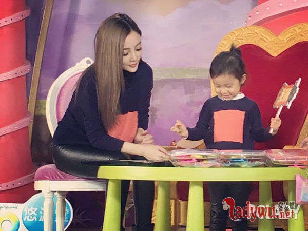 李小璐贾乃亮女儿甜馨合家照曝光