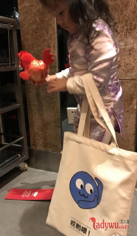 马伊琍罕见晒小女儿露脸照