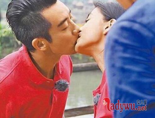 Angelababy郑恺接吻