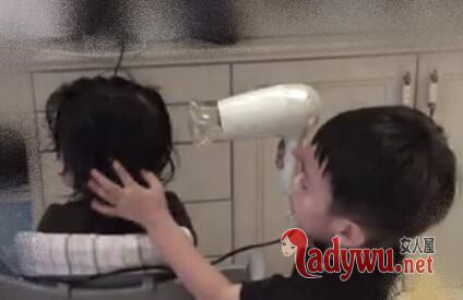 孙俪在微博中晒出的等等为小花妹妹吹头发