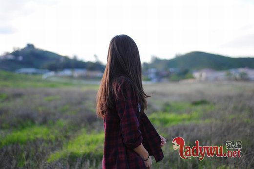漂亮背影图片女生_让我一个人独自没力