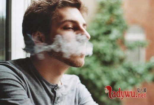 寂寞抽烟的男人图片_爱你的人不介意 恨你的人不会信