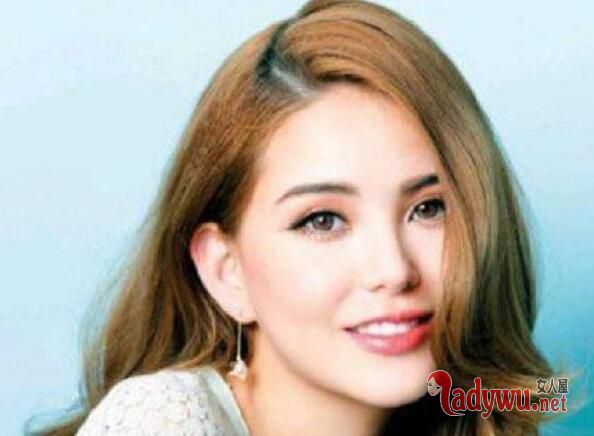 情人节周杰伦曝喜怀二胎,游艇价值上亿,昆凌开着玩