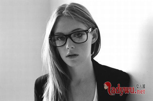 我恨自己别无选择 只能冒险爱你_黑白图片