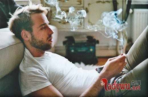 男人孤独吸烟的图片_我错误的把爱情想象得太完美