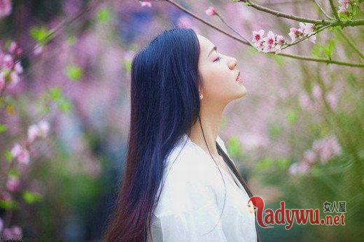 爱遐想的人 心里都揣着春夏秋冬_伤感图片