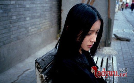 安静美女侧脸图片_我路过你的身旁 你却留在了我的心里