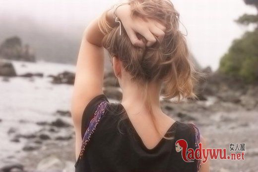 qq伤感图片女生背影_霓虹灯下残留的温柔