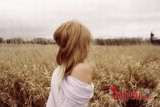 qq伤感图片女生背影_霓虹灯下残留的温柔