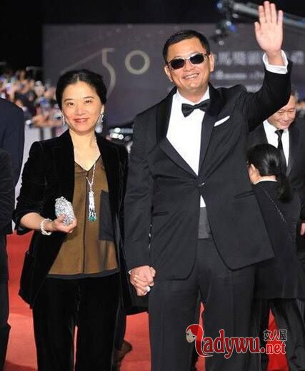 王家卫为什么总戴墨镜 说到底居然是因为一个女人