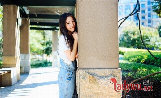 充满阳光笑容的女生图片_没了当初的那般热情