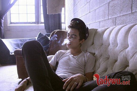 欧美男生颓废图片_陪伴你的人 不是随时都有_feizl.com