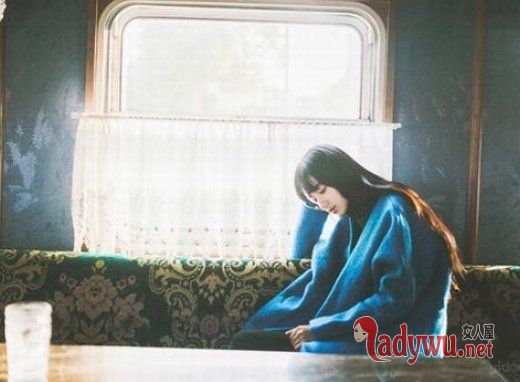 即使如此喧闹欢乐气氛 也带动不了我的情绪_伤感图片