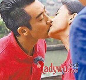 杨颖的胸口给郑恺亲吻 黄晓明已哭晕在厕所