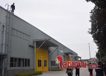 男子劝领导别插队被开 站楼顶要求领导过来说清楚