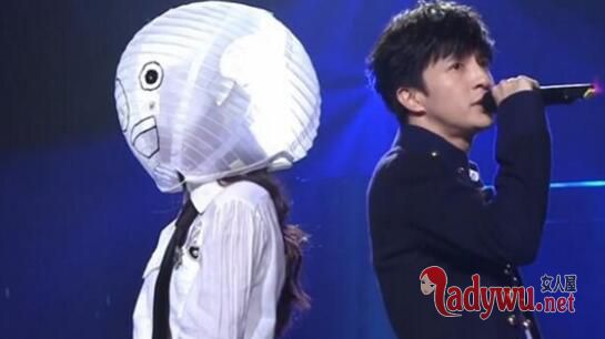 薛之谦欧阳娜娜十指紧扣LIVE《小幸运》